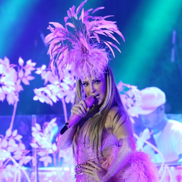 Claudia Leitte usou look rosa com cauda de plumas em estreia da turnê My Carnaval em São Paulo
