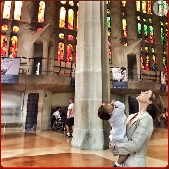 Guilhermina Guinle esteve na Europa com a filha, Minna. Entre as fotos postadas no seu Instagram, compartilhou uma dentro da Sagrada Família, em Barcelona, na Espanha, com a menina no colo
