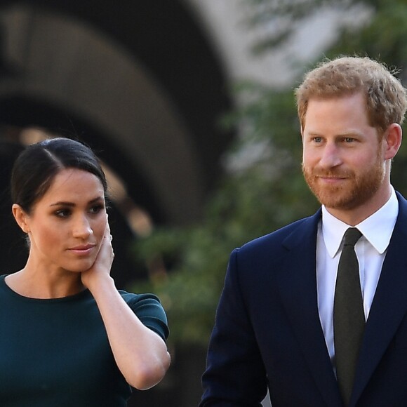 Meghan Markle dispensou clutchs e usou uma bolsa média nas mãos em visita à Irlanda