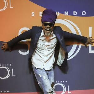 Carlinhos Brown além de cantor e compositor se revela como artista plástico: 'vou fazer uma exposição enorme agora em Madri com 25 telas e 3 instalações. Fui convidado pela Fundação Telefónica e vou participar do evento de 20 anos da cooperação espanhola para fora da Espanha sobre a visão dos reis da Espanha, que sempre me apoiaram. Então, eu sempre tive segurança em quem me enxerga'