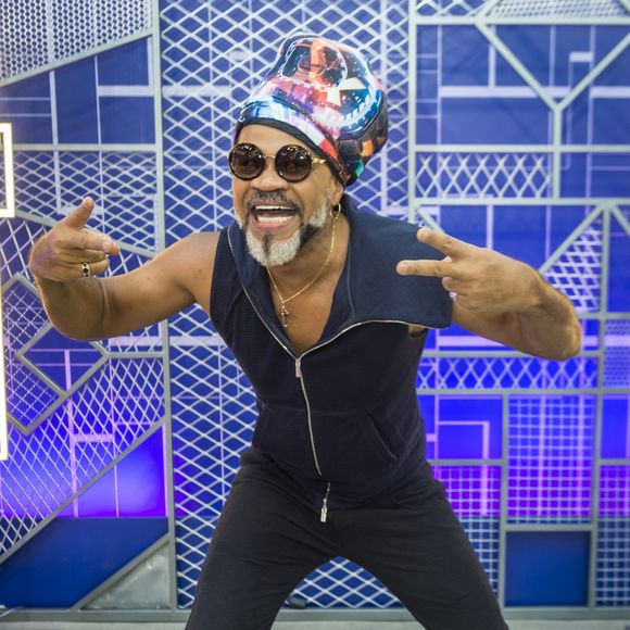 Carlinhos Brown destaca autoconfiança como primordial para alavancar a sua carreira: 'Eu não considero o que era falado sobre mim como preconceito, acho que é uma ignorância real, mas eu sempre me calquei naquilo que tinha confiança. Na minha forma de escrever, no que eu acreditava, no que eu entendia como arte'