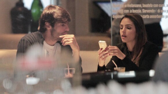 Kaká almoça com a mulher, Carol Celico, e posa para foto com fã em SP