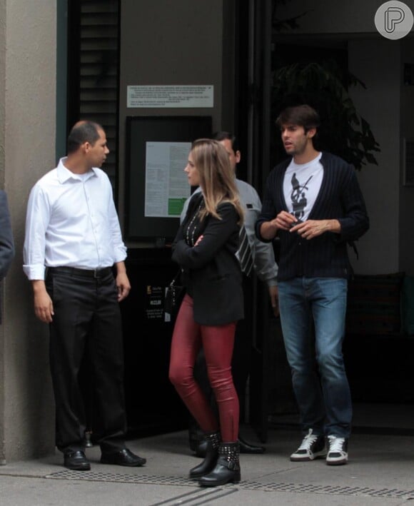 Kaká e Carol Celico deixaram juntos o restaurante na tarde desta quinta-feira, 24 de julho de 2014