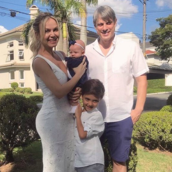 Eliana atualmente está noiva do diretor Adriano Ricco, pai de Manuela, sua filha caçula