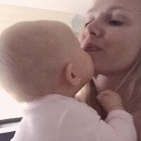 Nos EUA, Eliana ganha beijo da filha, Manuela: 'Não aguento tanta fofura'. Foto!