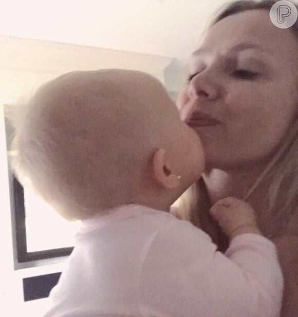 Eliana ganhou beijo da filha, Manuela, de 10 meses, durante viagem a Miami, nos Estados Unidos