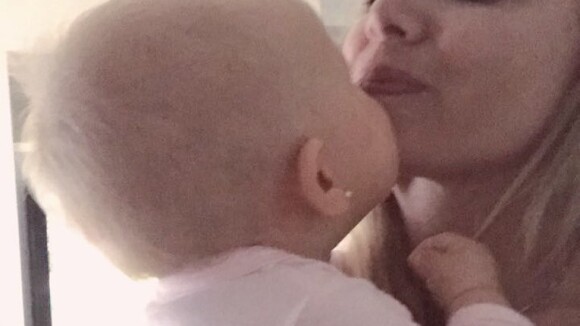 Nos EUA, Eliana ganha beijo da filha, Manuela: 'Não aguento tanta fofura'. Foto!