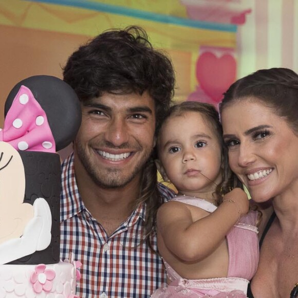 Deborah Secco beija Hugo Moura nos bastidores de novela: 'Flagra do amor'