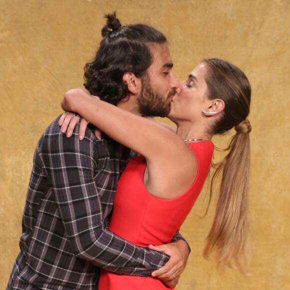 O beijo de Deborah Secco e Hugo Moura foi filmado por Leticia Colin