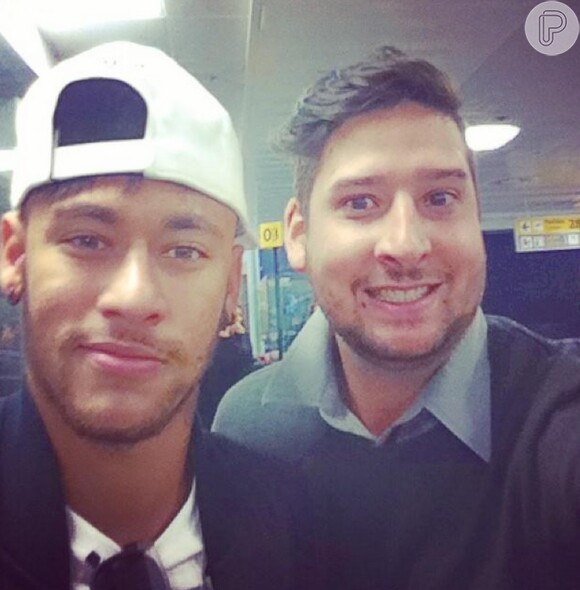 Neymar e Bruna Marquezine embarcam juntos para Barcelona, na Espanha, na noite desta quinta-feira, 25 de julho de 2014. Na imagem, o jogador posa com um fã no aeroporto do Brasil