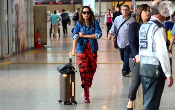 Cheia de estilo, Anitta trocou look básico por calça estampada com camuflagem e botas vermelhas