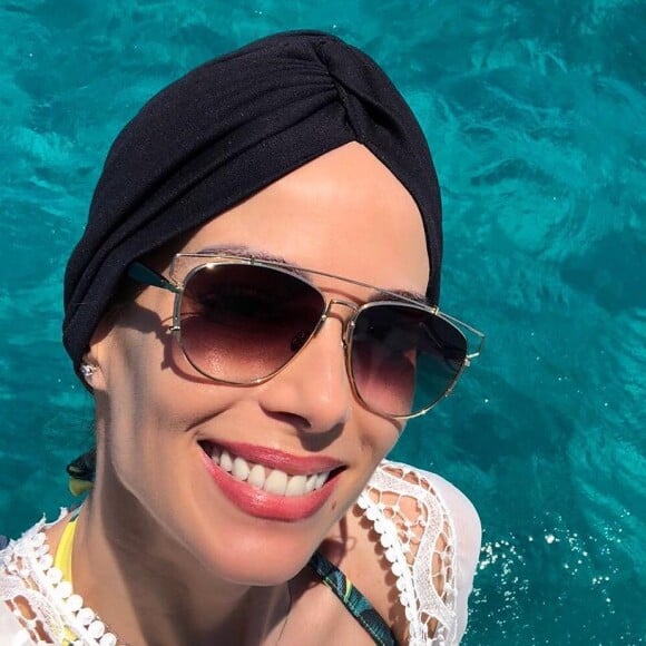 Ana Furtado usou look com turbante em Ibiza, na Espanha