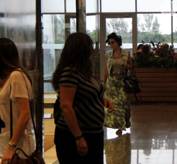 Giovanna Lancellotti não se incomodou com a presença dos paparazzi e circulou de bobes no cabelo por um shopping na Barra da Tijuca, nesta quinta-feira, 7 de fevereiro de 2013