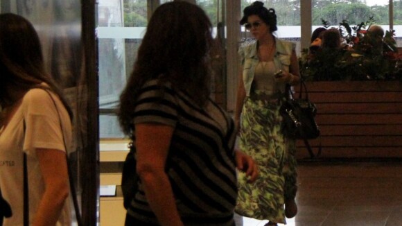 Giovanna Lancellotti passeia com bobes no cabelo por shopping no Rio