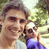 Reynaldo Gianecchini posa com Christiane Alves, amiga do ator, em um parque da Dinamarca