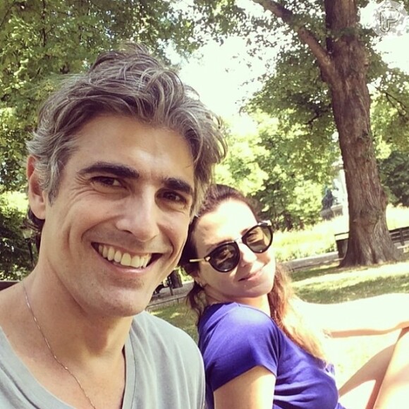 Reynaldo Gianecchini posa com Christiane Alves, amiga do ator, em um parque da Dinamarca