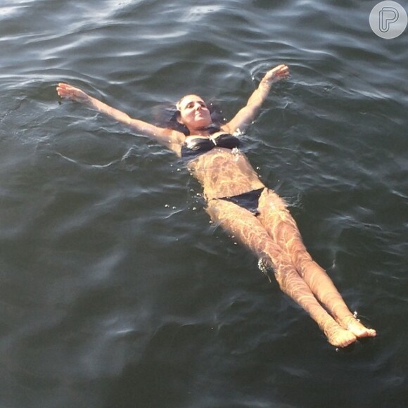 Christiane Alves curte banho de rio na Dinamarca; atriz está de férias na companhia do amigo, o ator Reynaldo Gianecchini