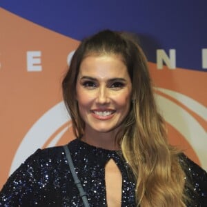 Karola (Deborah Secco) ironiza Rosa (Leticia Colin) nos próximos capítulos da novela 'Segundo Sol', adianta o colunista de TV Daniel Castro, nesta segunda-feira, 16 de julho de 2018: 'Tô dando uma limpa nesse seu mau gosto! Olha aqui o que faço com suas roupinhas de butique'