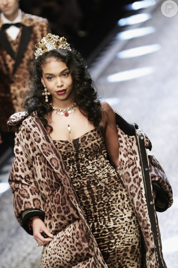 Look em animal print da Dolce & Gabbana parece ter sido de uma passarela do passado 
