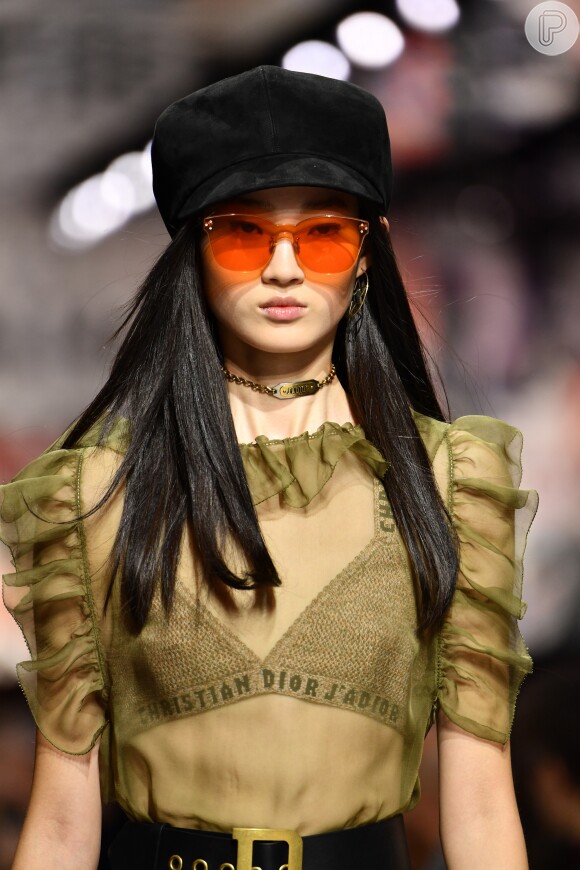 Os óculos coloridos têm a cara do estilo clubber, na passarela da Dior 