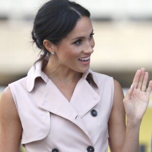 O modelo usado por Meghan Markle é da grife canadense House of Nonie e pode ser encontrado na internet por R$ 3,2 mil