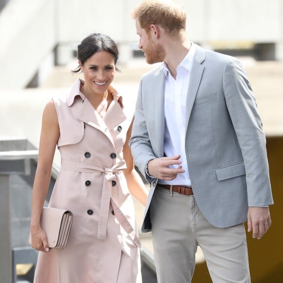 Meghan Markle completou a produção com clutch e saltos da grife Mulberry