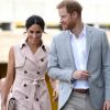 Meghan Markle seguiu a tendência de trench coat como vestido ao acompanhar o marido, príncipe Harry, na abertura da exposição em homenagem a Nelson Mandela, em Londres, nesta terça-feira, 17 de julho de 2018