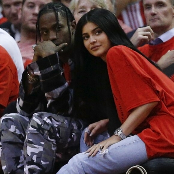 Kylie Jenner pegou avião para solucionar briga com o namorado, Travis Scott