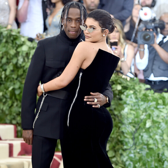 'Não foi sobre nada muito específico, só estava sobrecarregada. Resolvemos tudo uma hora depois. Eu só voei para Houston para vê-lo por algumas horas', disse Kylie Jenner sobre briga com Travis Scott