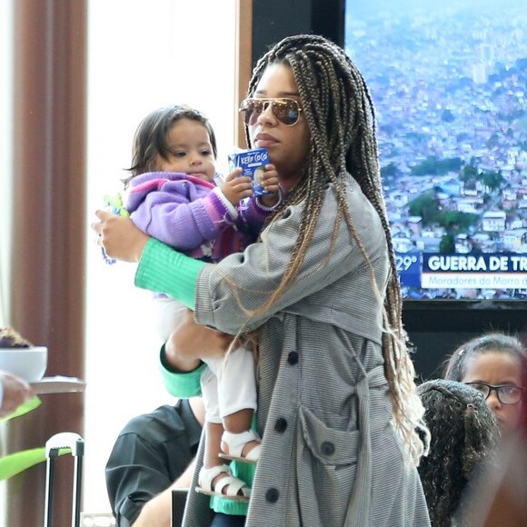 Juliana Alves embarcou com a filha, Yolanda, em um aeroporto do Rio nesta terça-feira, 17 de julho de 2018