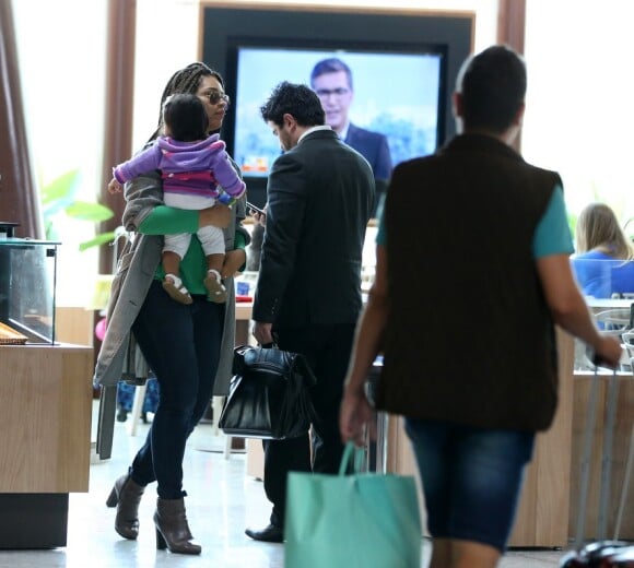 Juliana Alves foi vista com a filha em um aeroporto do Rio de Janeiro