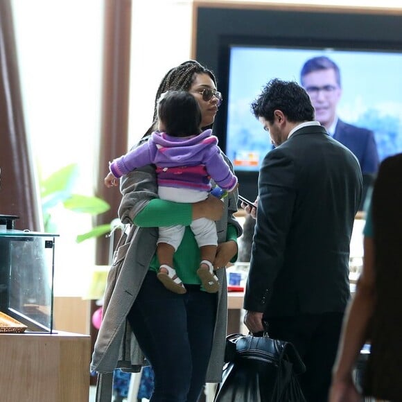 Juliana Alves foi vista com a filha em um aeroporto do Rio de Janeiro