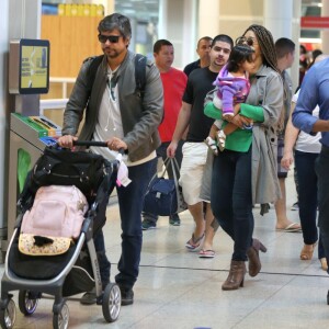 Juliana Alves e o marido, Ernani Nunes, foram fotografados com a filha, Yolanda, nesta terça-feira, 17 de julho de 2018