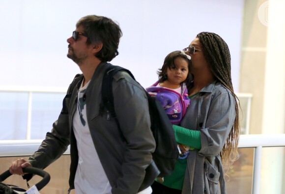 Juliana Alves viajou com a família para São Paulo nesta terça-feira, 17 de julho de 2018