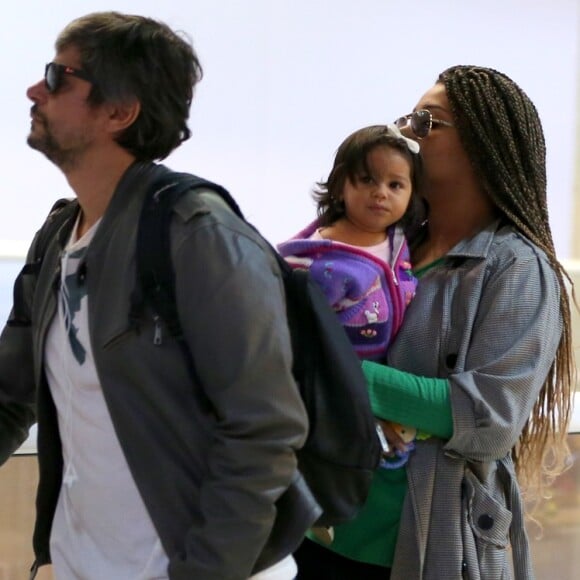 Juliana Alves viajou com a família para São Paulo nesta terça-feira, 17 de julho de 2018