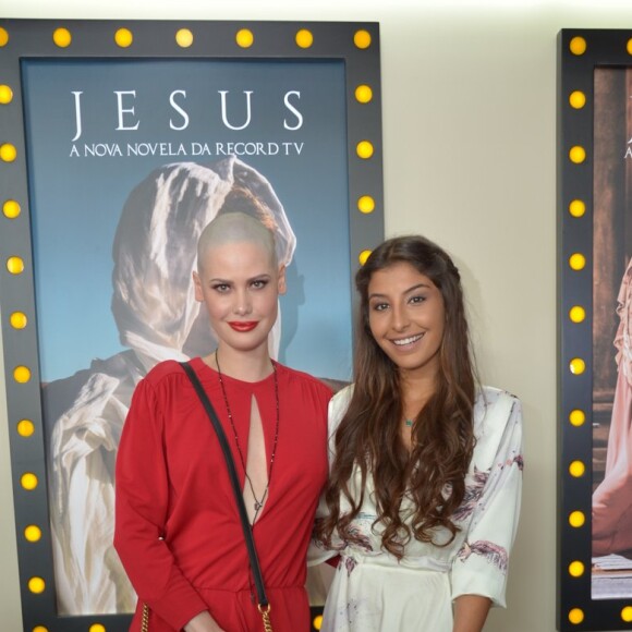 Careca, Mayana Moura escolheu um look vermelho para o lançamento de 'Jesus'