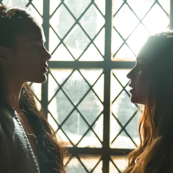 Catarina (Bruna Marquezine) e Amália (Marina Ruy Barbosa) são meia-irmãs na novela 'Deus Salve o Rei'