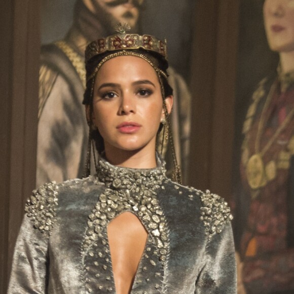 Catarina (Bruna Marquezine) vai morrer enforcada no final da novela 'Deus Salve o Rei'