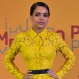 Carol Macedo usou vestido midi rodado de renda amarelo, by Carolina Herrera, no lançamento da novela 'O Tempo Não Para',  no Museu do Amanhã, no Rio de Janeiro, na segunda-feira, 16 de julho de 2018 