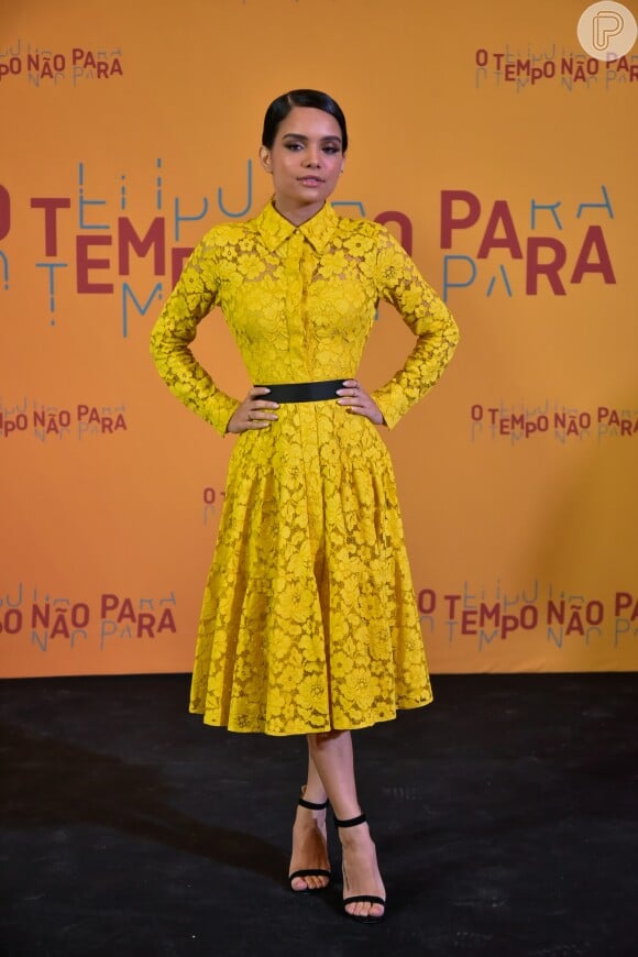 Carol Macedo usou vestido midi rodado de renda amarelo, by Carolina Herrera, no lançamento da novela 'O Tempo Não Para', no Museu do Amanhã, no Rio de Janeiro, na segunda-feira, 16 de julho de 2018