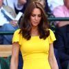 Kate Middleton foi ao torneio de Wimbledon, em Londres, com vestido modelo lápis Dolce & Gabbana de R$ 5,8 mil
