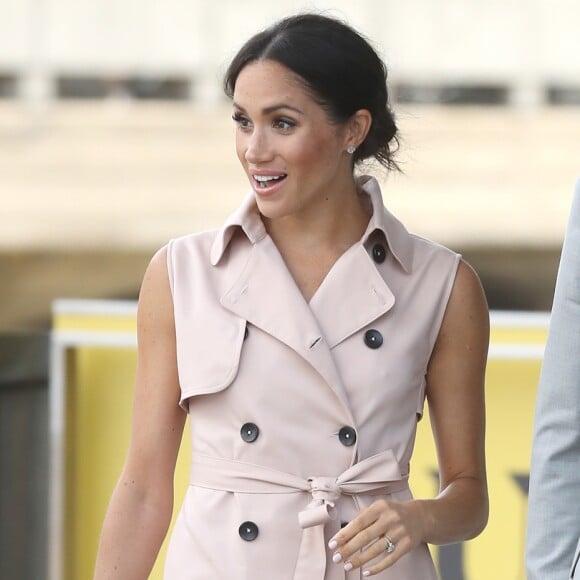 Meghan Markle usou trech coat sem mangas rosé da grife canadense House of Nonie no centenário do ativista Nelson Mandela no Southbank Centre, na Inglaterra, nesta terça-feira, 16 de julho de 2018