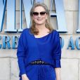 Meryl Streep usou vestido azul de seda da marca  Marni na première do filme " Mamma Mia: Lá Vamos Nós de Novo!",   em Londres, na Inglaterra, na segunda-feira, 16 de julho de 2018