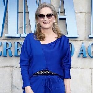Meryl Streep usou vestido azul de seda da marca Marni na première do filme "Mamma Mia: Lá Vamos Nós de Novo!", em Londres, na Inglaterra, na segunda-feira, 16 de julho de 2018