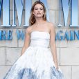 Lily James usa vestido balonê da grife  Oscar de la Renta na première do filme "Mamma Mia: Lá Vamos Nós de Novo!", em Londres, na Inglaterra, na segunda-feira, 16 de julho de 2018 