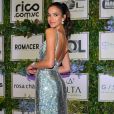 Bruna Marquezine investiu em vestido longo prateado da grife Dolce &amp; Gabbana para prestigiar o leilão do Instituto Neymar Jr., nesta quinta-feira, 19 de julho de 2018