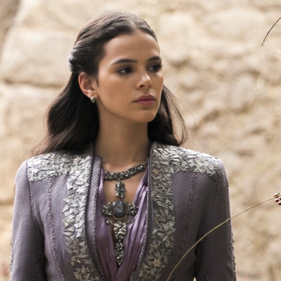 Catarina (Bruna Marquezine) terá seus crimes entregues por Lucíola (Carolina Ferman) nos últimos capítulos da novela 'Deus Salve o Rei'