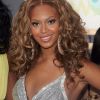 Enquanto Marquezine apostou no penteado rabo de cavalo alto, Beyoncé escolheu com fios soltos e cachos definidos