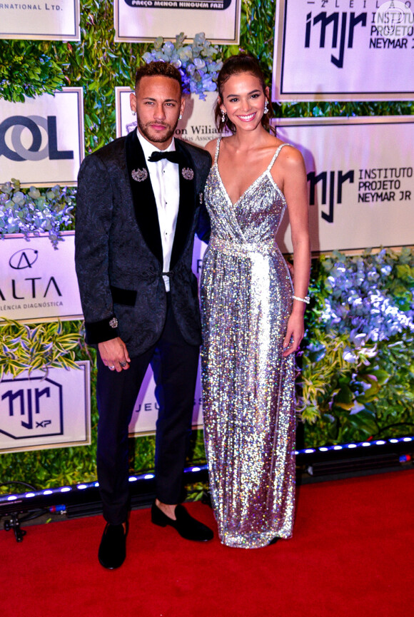 Bruna Marquezine e Neymar apostaram em looks Dolce e Gabbana na 2ª edição do leilão beneficente do Instituto Neymar Jr., nesta quinta-feira, 19 de julho de 2018