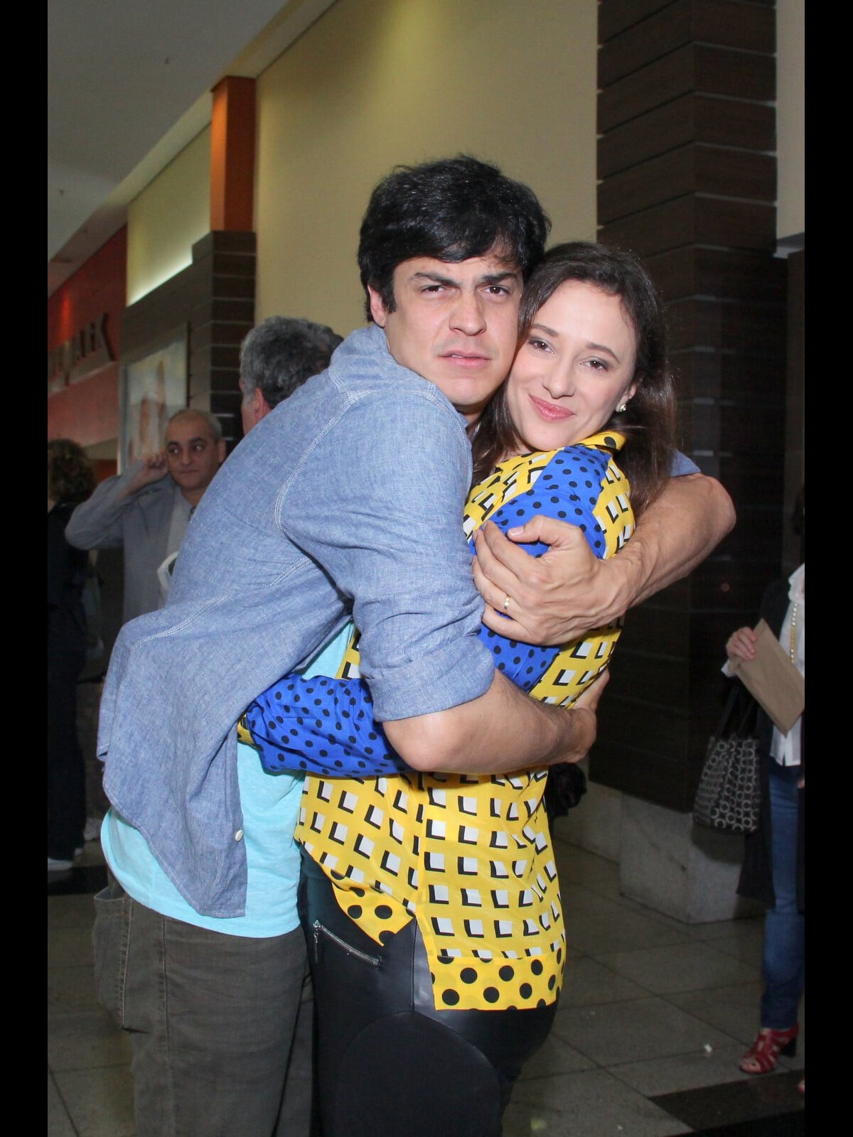 Mateus Solano abraça a mulher, Paula Braun, em pré-estreia com Regiane  Alves - Purepeople